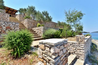 Adorable seafront stone house for 4 persons near Maslinica on the island of Solta
