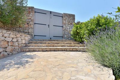 Adorable seafront stone house for 4 persons near Maslinica on the island of Solta