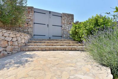 Adorable seafront stone house for 4 persons near Maslinica on the island of Solta
