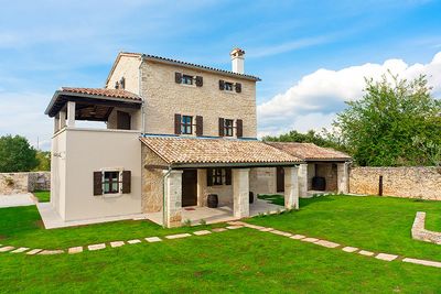 Central Istria Traditional Villa with Swimming Pool and Beautiful Large Garden
