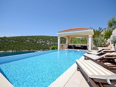 Beautiful Three Bedroom House with Swimming Pool near Trogir