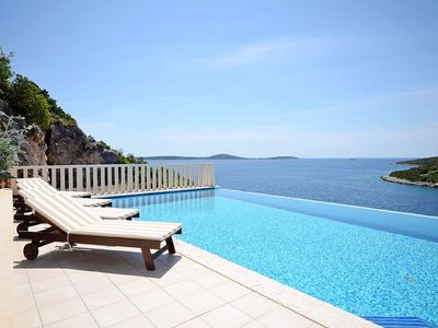 Beautiful Three Bedroom House with Swimming Pool near Trogir