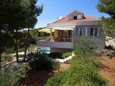 Three Bedroom Villa with Pool in Duboka Bay near Milna Brac