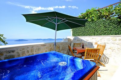 2 Bedroom Holiday House with Sea View Terrace and Jacuzzi 
