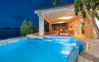 Luxury Villa with Private Beach, Swimming Pool and Large Yard in Orebic