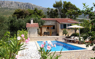 Romantic Holiday House with Pool in Kastel Sucurac near Split