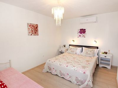 Romantic Holiday House with Pool in Kastel Sucurac near Split