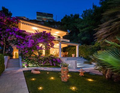 Luxury Beachfront Villa with Jacuzzi near Omis