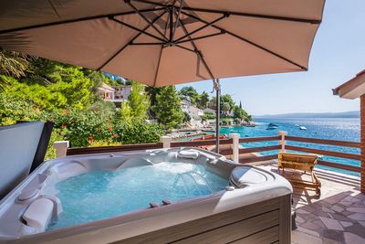 Luxury Beachfront Villa with Jacuzzi near Omis