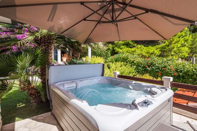 Luxury Beachfront Villa with Jacuzzi near Omis