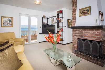 Luxury Beachfront Villa with Jacuzzi near Omis