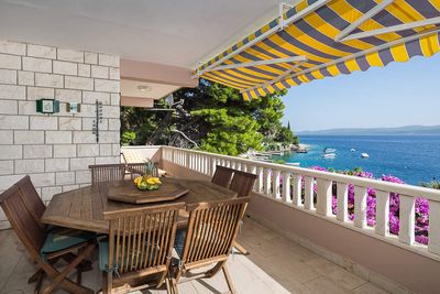 Luxury Beachfront Villa with Jacuzzi near Omis