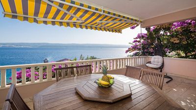 Luxury Beachfront Villa with Jacuzzi near Omis