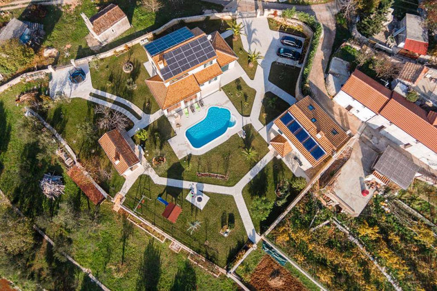 Spacious  Istrian Estate With Heated Pool, Garden, Walking Paths And Tree House