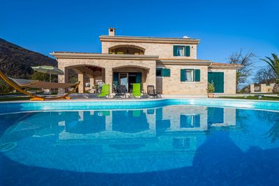 Spacious  Istrian Estate With Heated Pool, Garden, Walking Paths And Tree House