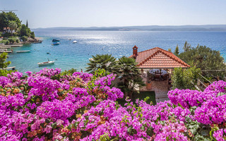 Luxury Beachfront Villa with Jacuzzi near Omis