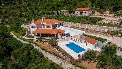 Charming Holiday Villa with Pool in Kastel Kambelovac near Split 