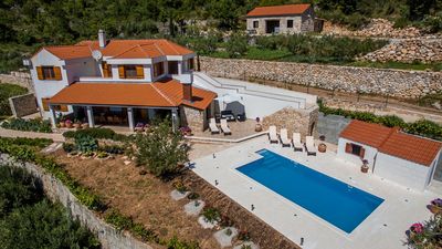 Charming Holiday Villa with Pool in Kastel Kambelovac near Split 