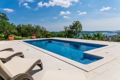Charming Holiday Villa with Pool in Kastel Kambelovac near Split 
