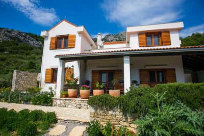 Charming Holiday Villa with Pool in Kastel Kambelovac near Split 