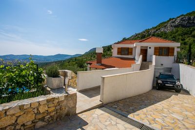 Charming Holiday Villa with Pool in Kastel Kambelovac near Split 