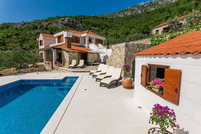 Charming Holiday Villa with Pool in Kastel Kambelovac near Split 