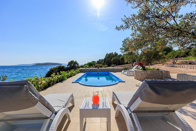 Adorable Beachfront Holiday Villa with Pool in Ciovo near Trogir