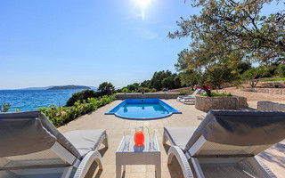 Adorable Beachfront Holiday Villa with Pool in Ciovo near Trogir