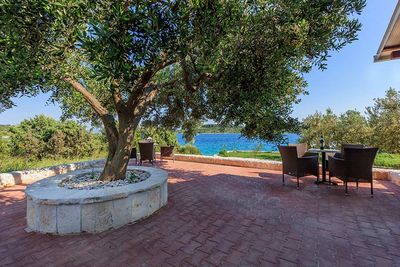 Adorable Beachfront Holiday Villa with Pool in Ciovo near Trogir