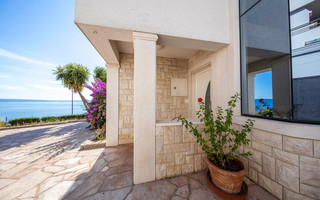 Amazing Seafront Villa with Pool in Split Region