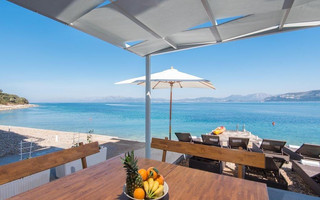 Seafront 4 Bedroom Apartment with Private Beach, Terrace and Jacuzzi  in Peljesac 