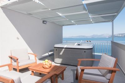 Seafront 4 Bedroom Apartment with Private Beach, Terrace and Jacuzzi  in Peljesac 