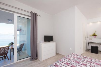 Seafront 4 Bedroom Apartment with Private Beach, Terrace and Jacuzzi  in Peljesac 