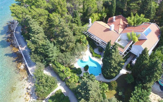 Exclusive Seafront Villa with Pool and Winter-Garden with Hot Tub in Krk Island