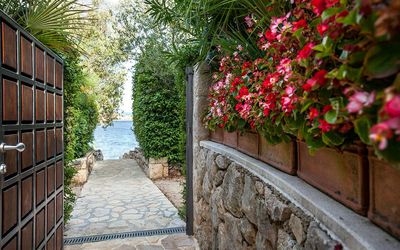 Exclusive Seafront Villa with Pool and Winter-Garden with Hot Tub in Krk Island