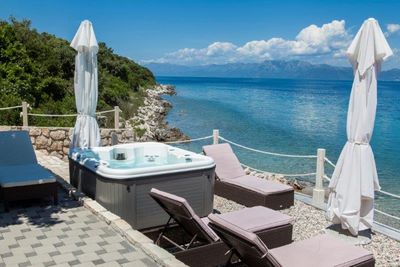 Exclusive Beachfront Villa with Pool in Sreser Peljesac Peninsula