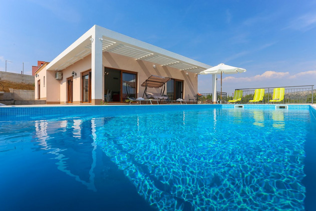 Charming Holiday House with Pool in Dugopolje near Split