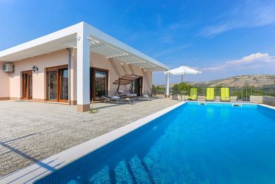 Charming Holiday House with Pool in Dugopolje near Split