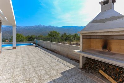 Charming Holiday House with Pool in Dugopolje near Split
