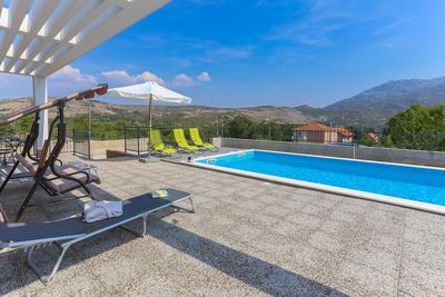 Charming Holiday House with Pool in Dugopolje near Split