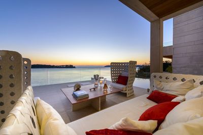 De Luxe Seafront Villa with Infinity Swimming Pool and Luxury Interior near Dubrovnik