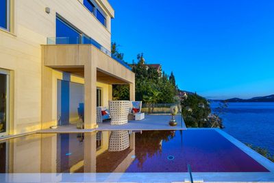 De Luxe Seafront Villa with Infinity Swimming Pool and Luxury Interior near Dubrovnik