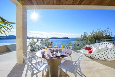 De Luxe Seafront Villa with Infinity Swimming Pool and Luxury Interior near Dubrovnik