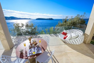 De Luxe Seafront Villa with Infinity Swimming Pool and Luxury Interior near Dubrovnik