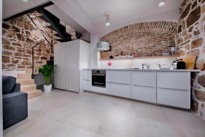 Authentic Stone 5 Bedroom Holiday House in Town Vis