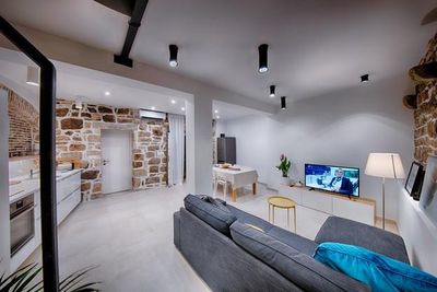 Authentic Stone 5 Bedroom Holiday House in Town Vis