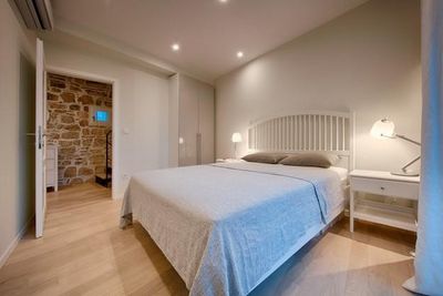 Authentic Stone 5 Bedroom Holiday House in Town Vis