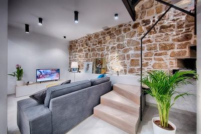 Authentic Stone 5 Bedroom Holiday House in Town Vis
