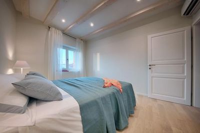 Authentic Stone 5 Bedroom Holiday House in Town Vis