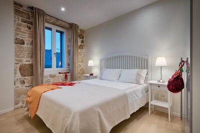 Authentic Stone 5 Bedroom Holiday House in Town Vis